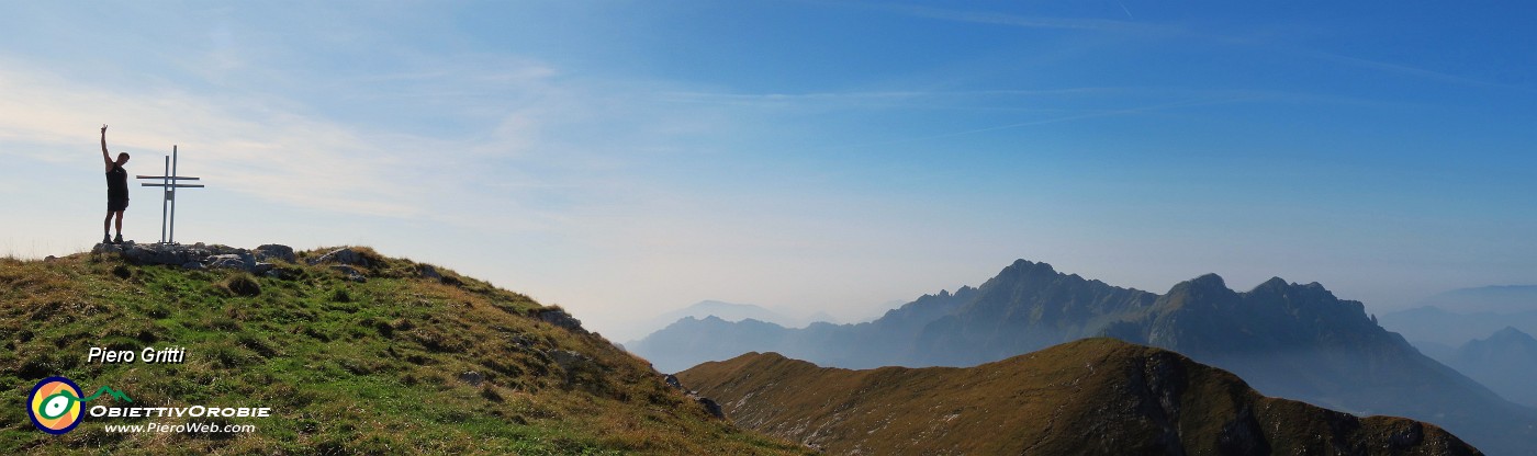 41 Alla croce di vetta di Cima Foppazzi (2093 m) con vista in Grem e Alben.jpg